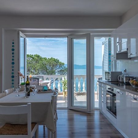 Apartment Bor - On The Beach Malinska Bagian luar foto
