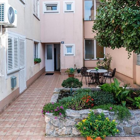 Apartment Bor - On The Beach Malinska Bagian luar foto