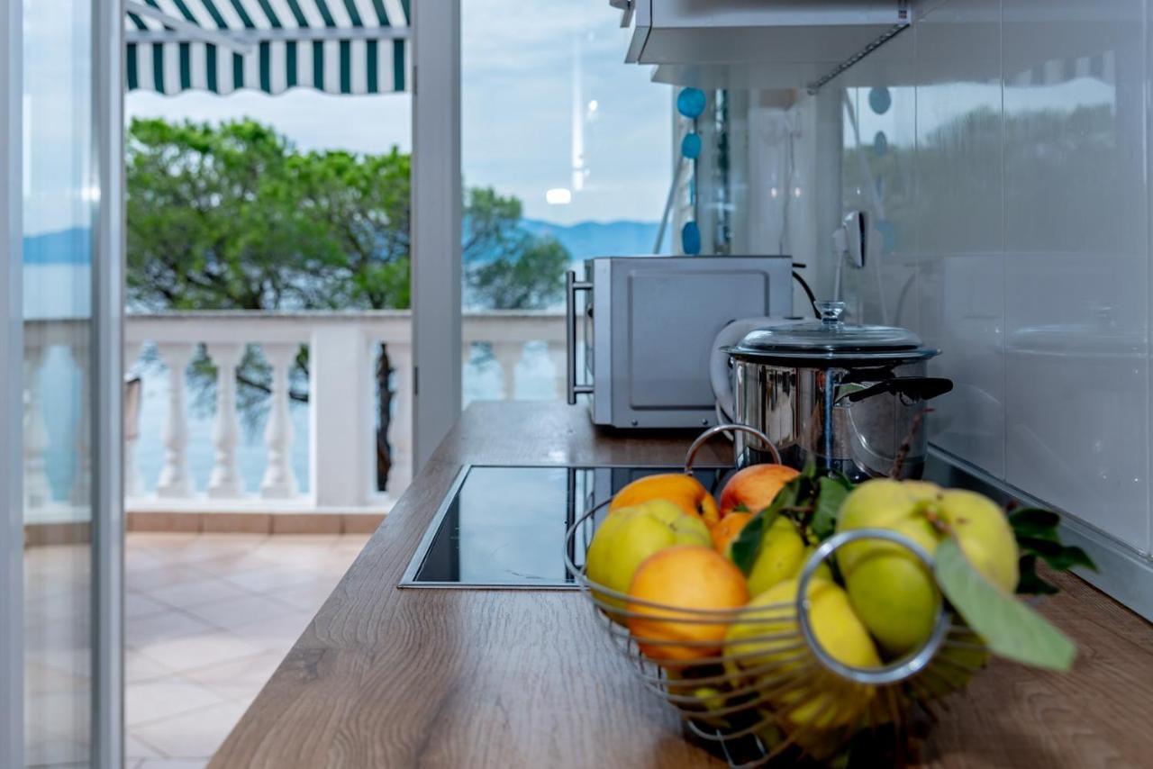 Apartment Bor - On The Beach Malinska Bagian luar foto
