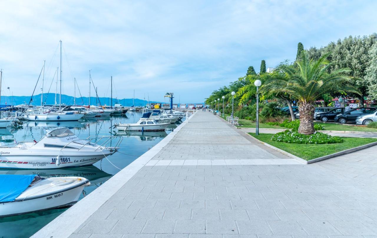 Apartment Bor - On The Beach Malinska Bagian luar foto