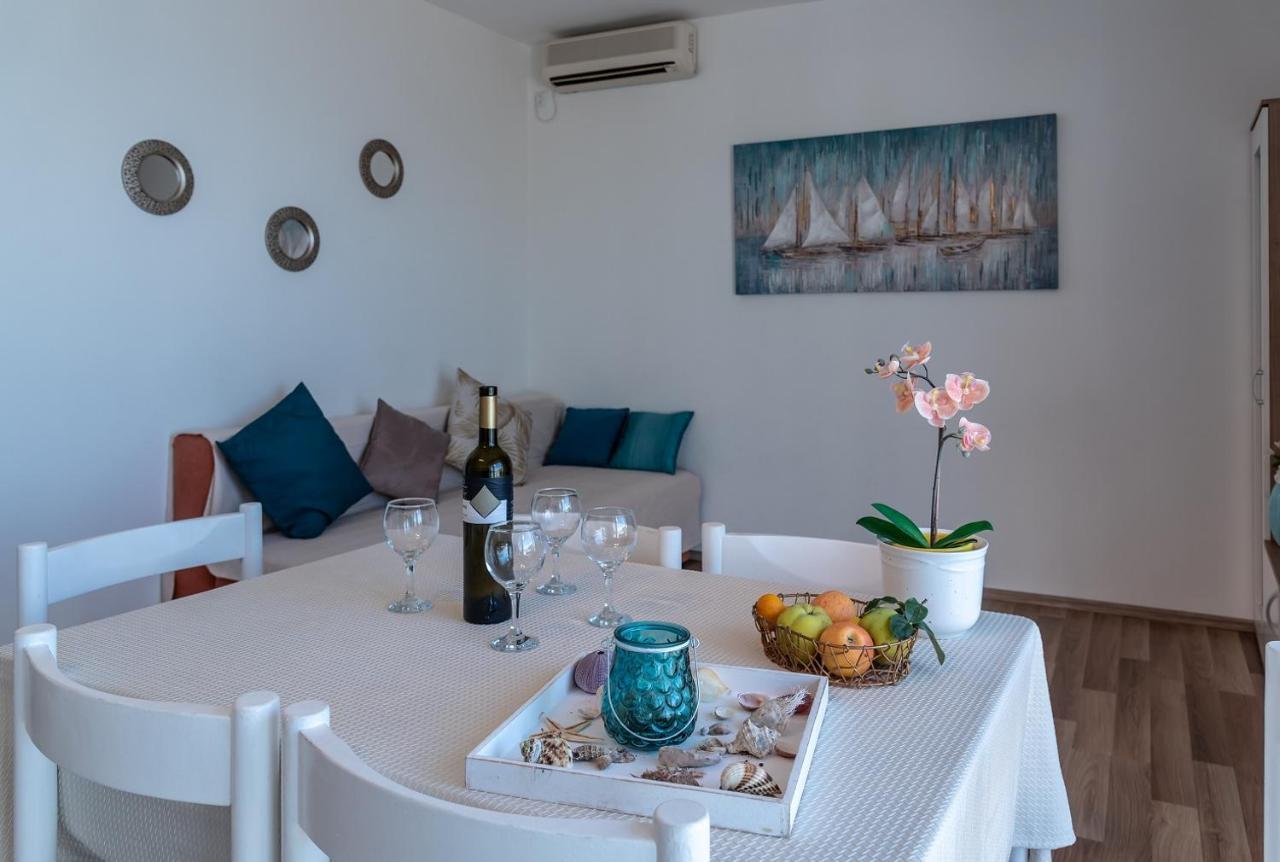 Apartment Bor - On The Beach Malinska Bagian luar foto
