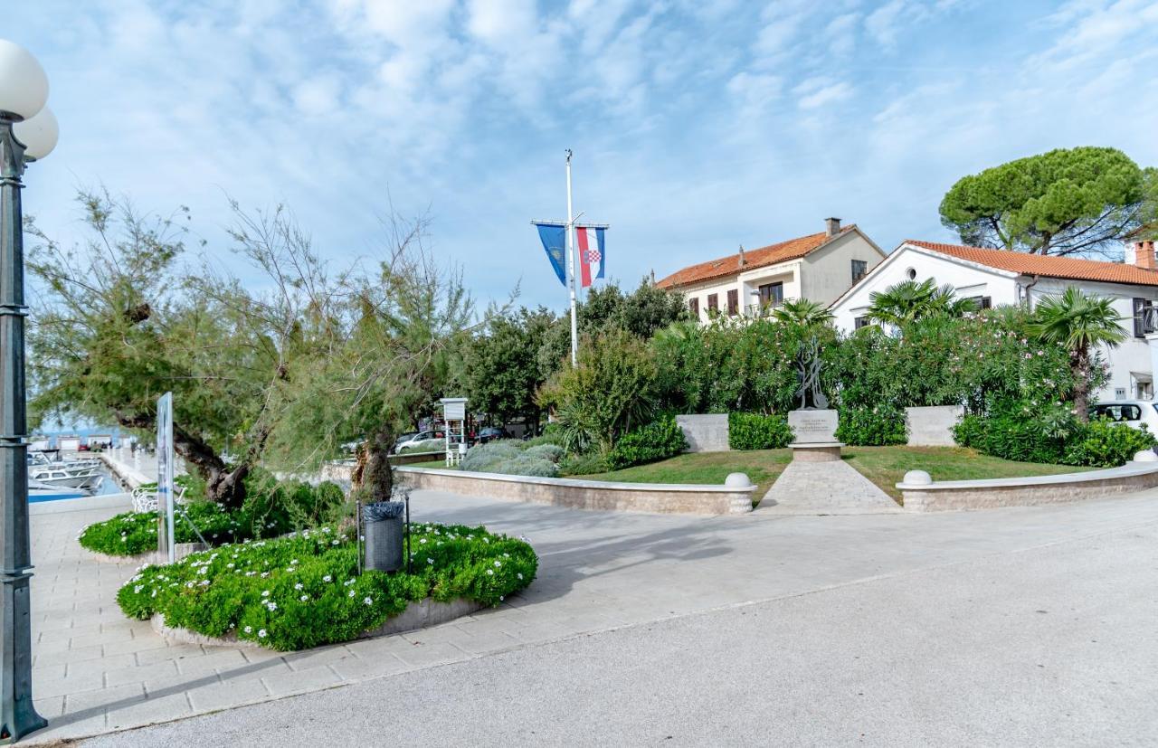 Apartment Bor - On The Beach Malinska Bagian luar foto