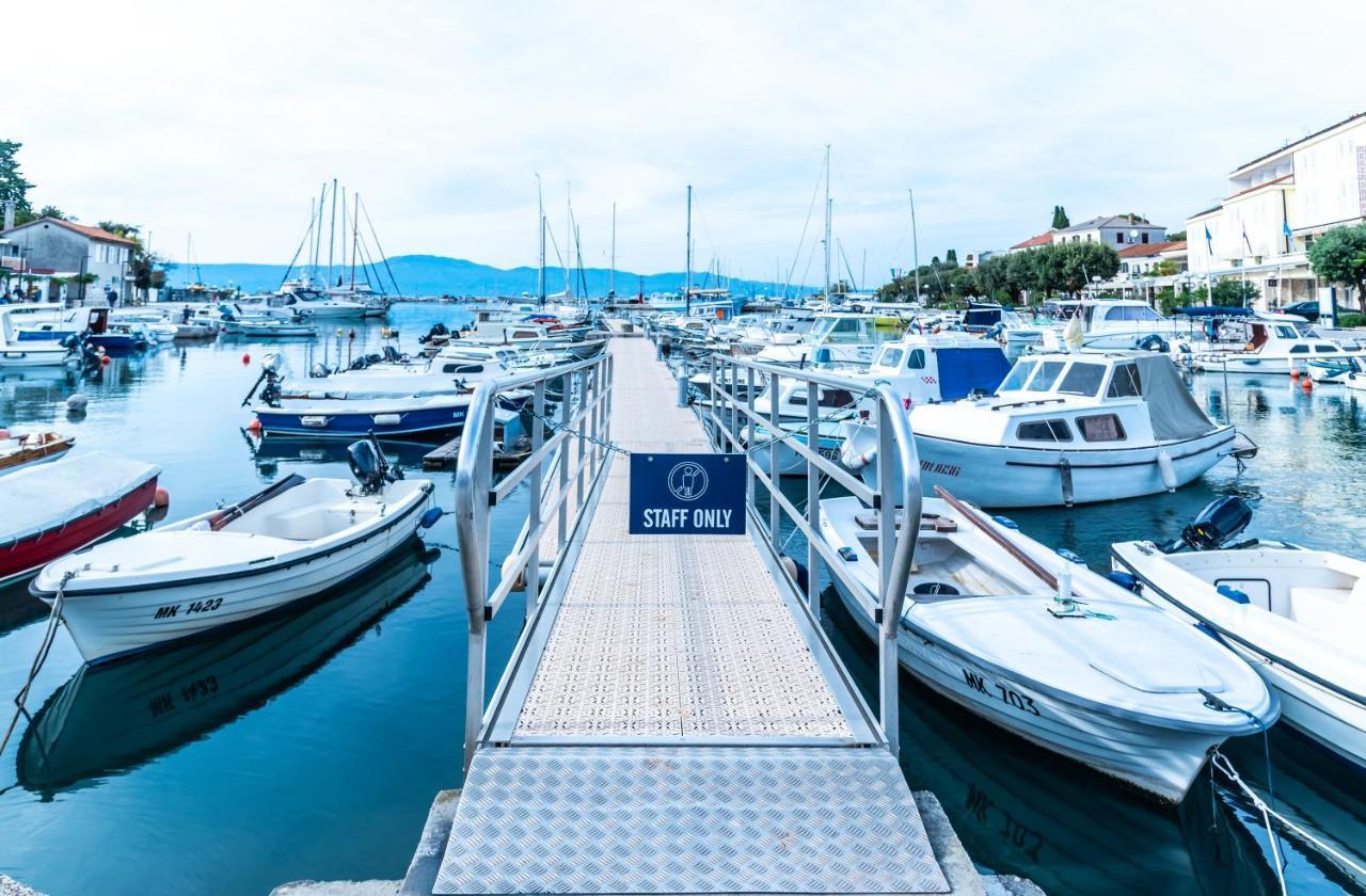 Apartment Bor - On The Beach Malinska Bagian luar foto