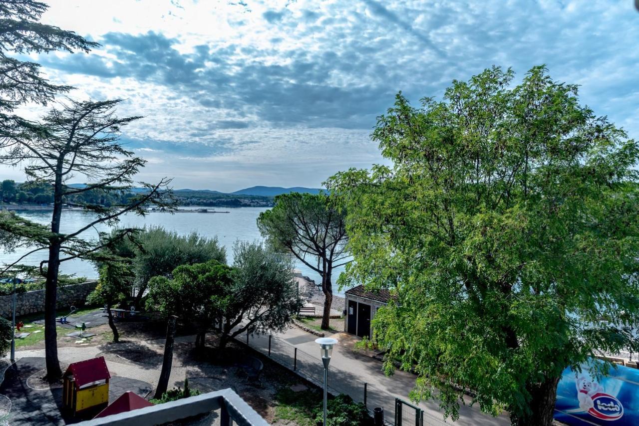 Apartment Bor - On The Beach Malinska Bagian luar foto